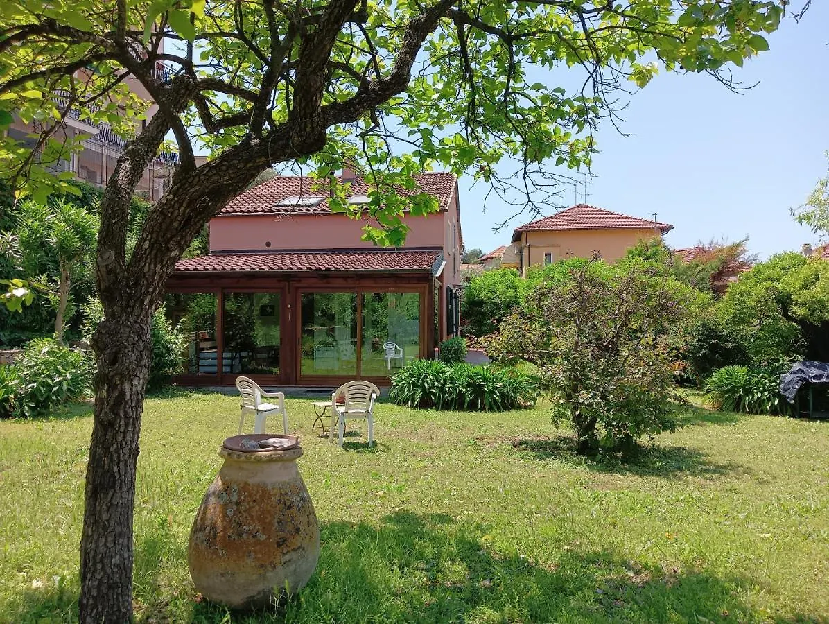 Villetta Con Giardino A Due Passi Dal Mare Imperia