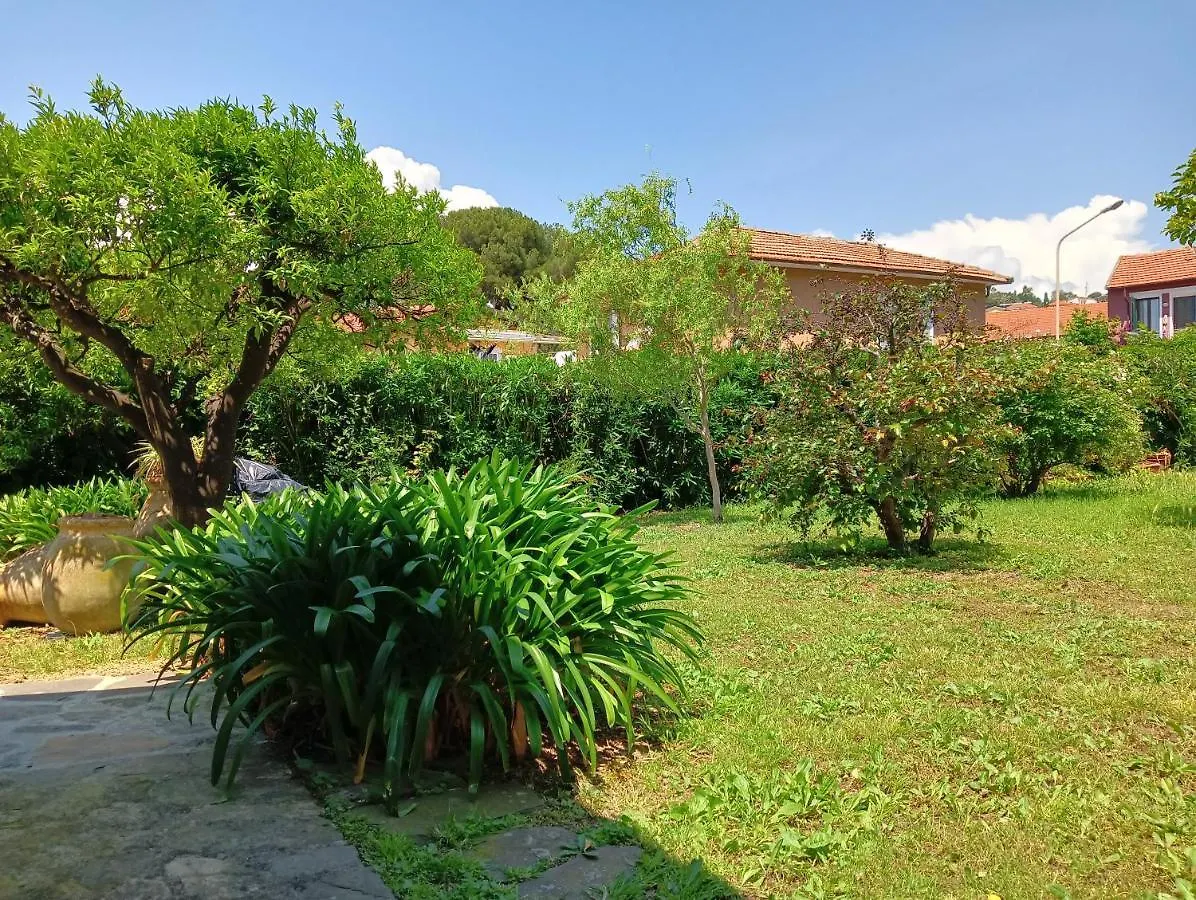 Villetta Con Giardino A Due Passi Dal Mare Imperia Séjour chez l'habitant